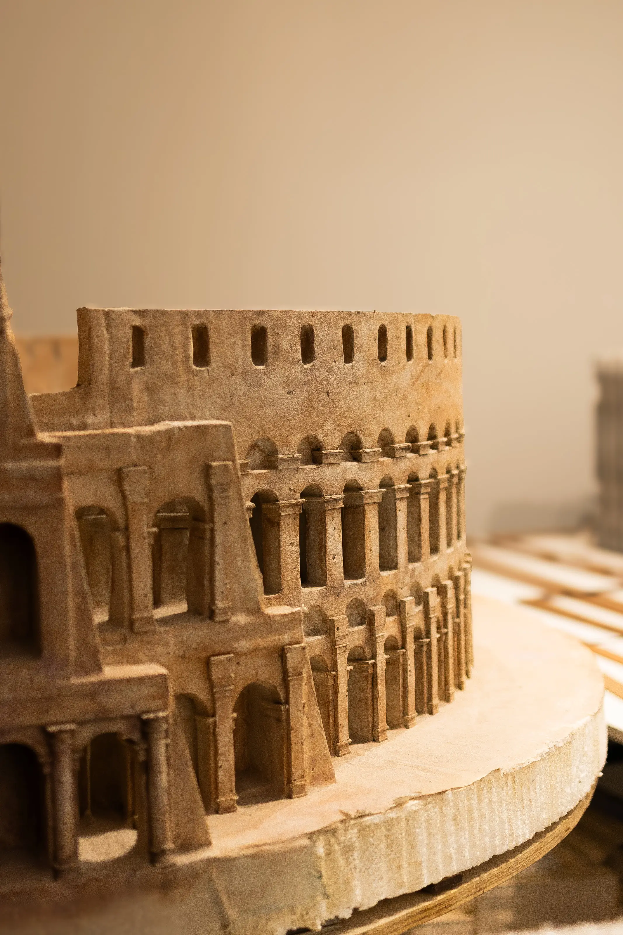 Maquete do Coliseu em detalhe, com textura de pedra