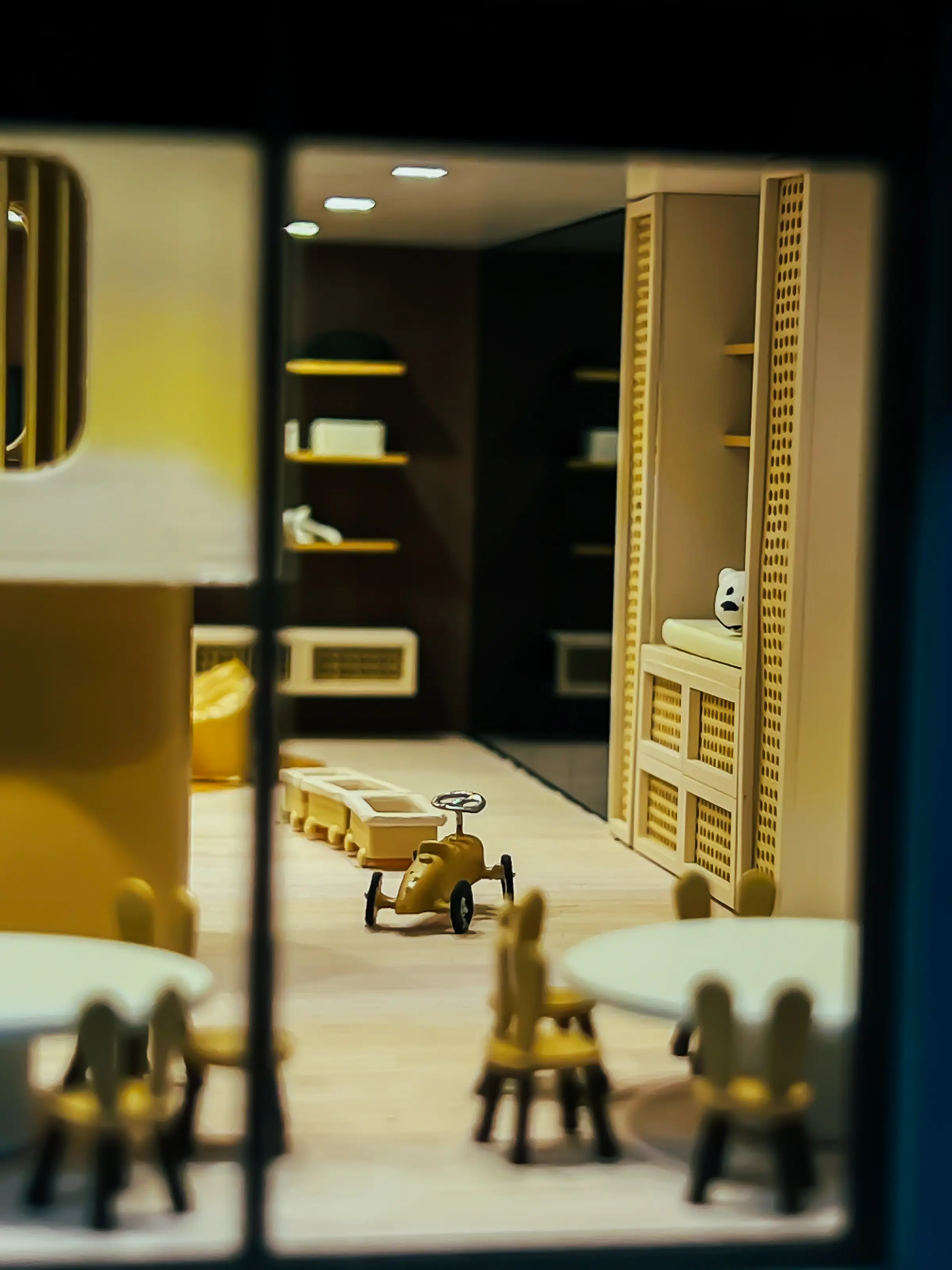 Interior de maquete com mobiliário em escala