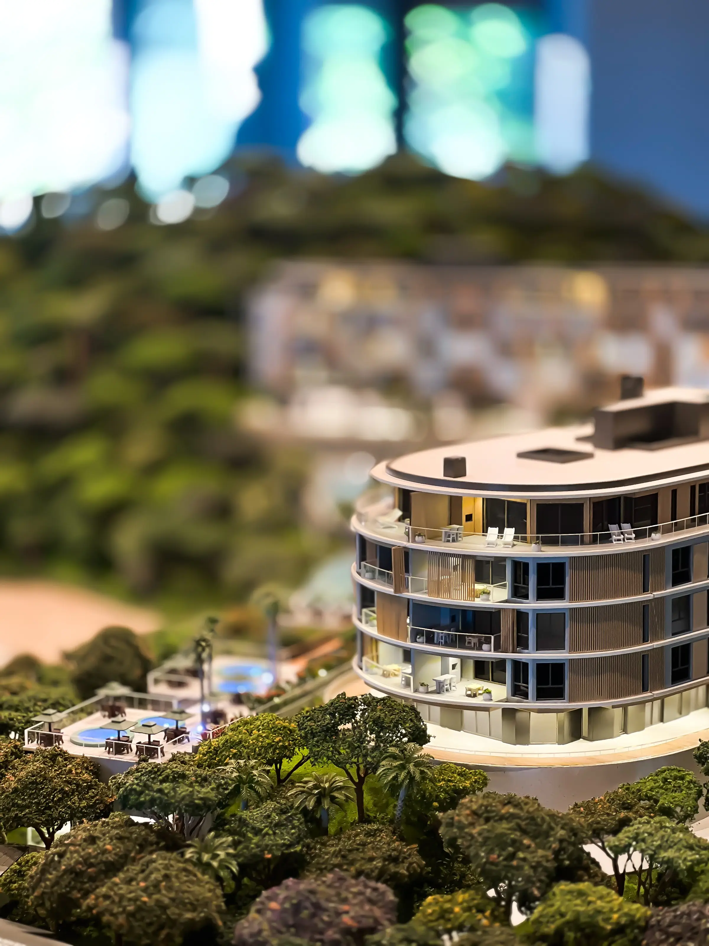 Maquete de edifício com paisagismo detalhado