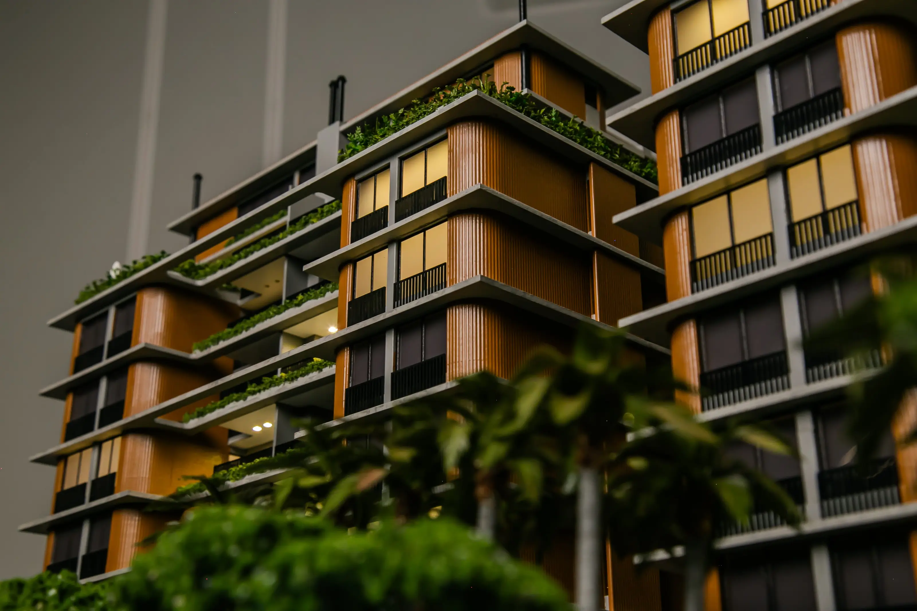 Maquete de fachada com varandas e vegetação, vista frontal