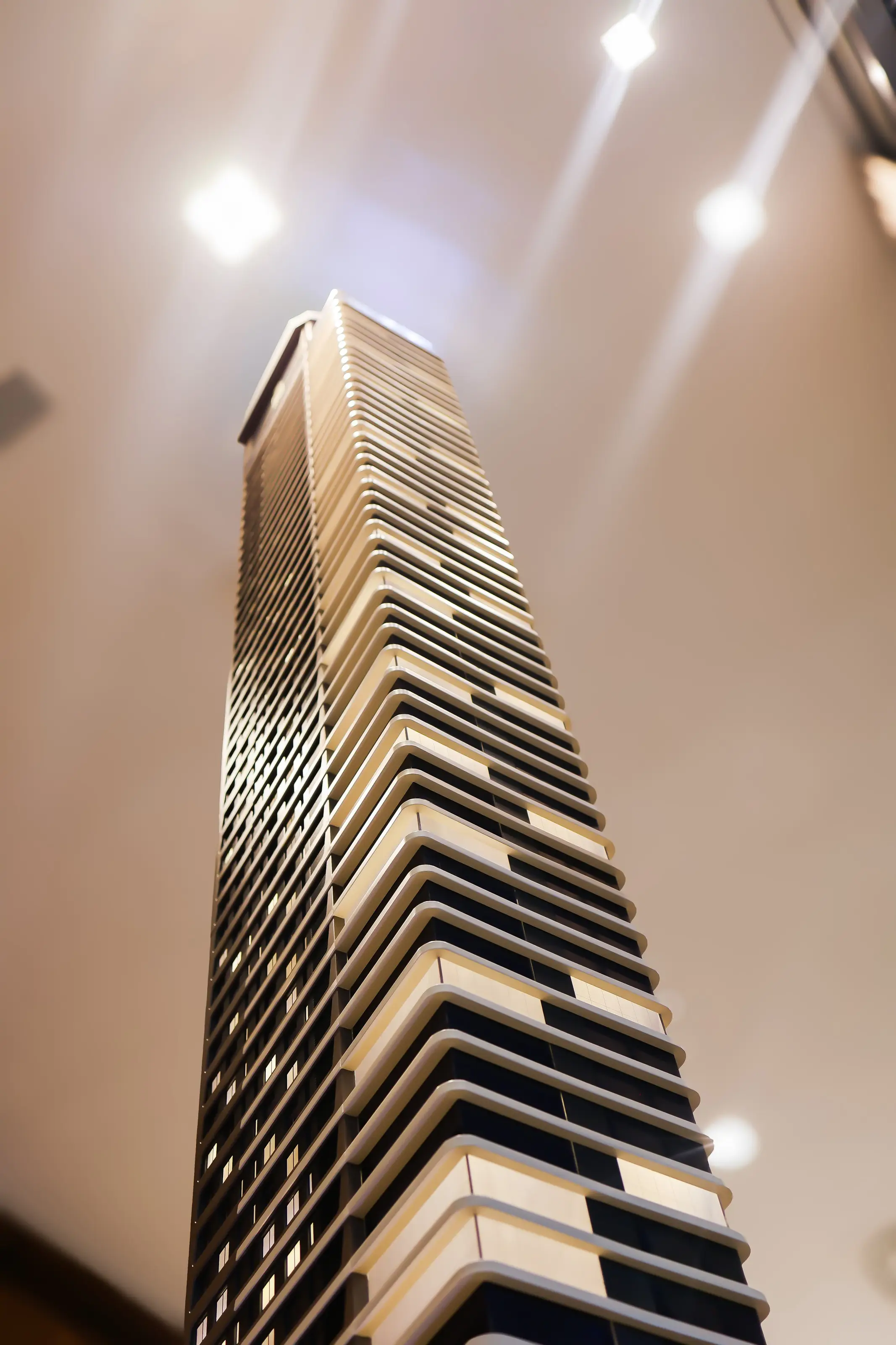 Maquete de torre alta com detalhamento de fachada