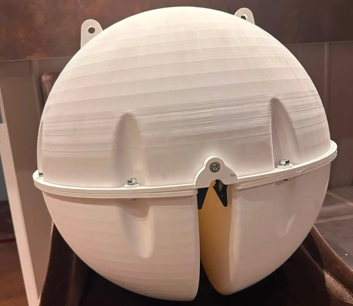Protótipo de boia esférica impresso em 3D, com as camadas visíveis